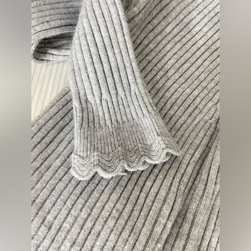 Turtleneck gray sweatshirt